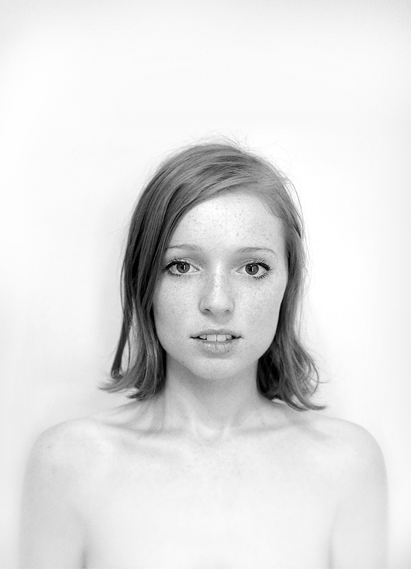 d93d54ec8e495bfa082a62a38c260dd6.jpg #women #portrait