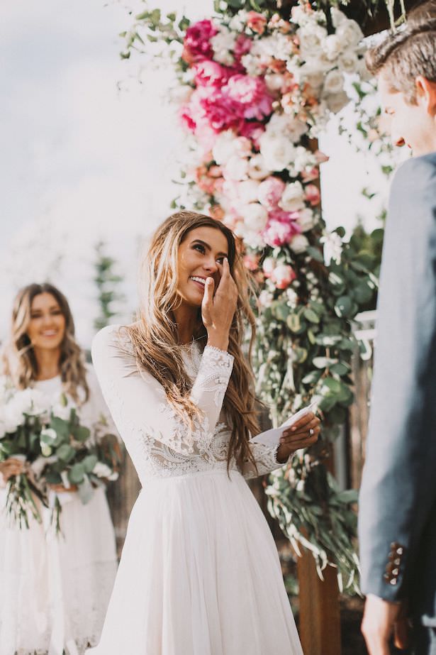 Today we had partnered up with our friends at Wedding Forward to get you some ideas and inspiration to write heartfelt wedding vows for an unforgettable ceremony.