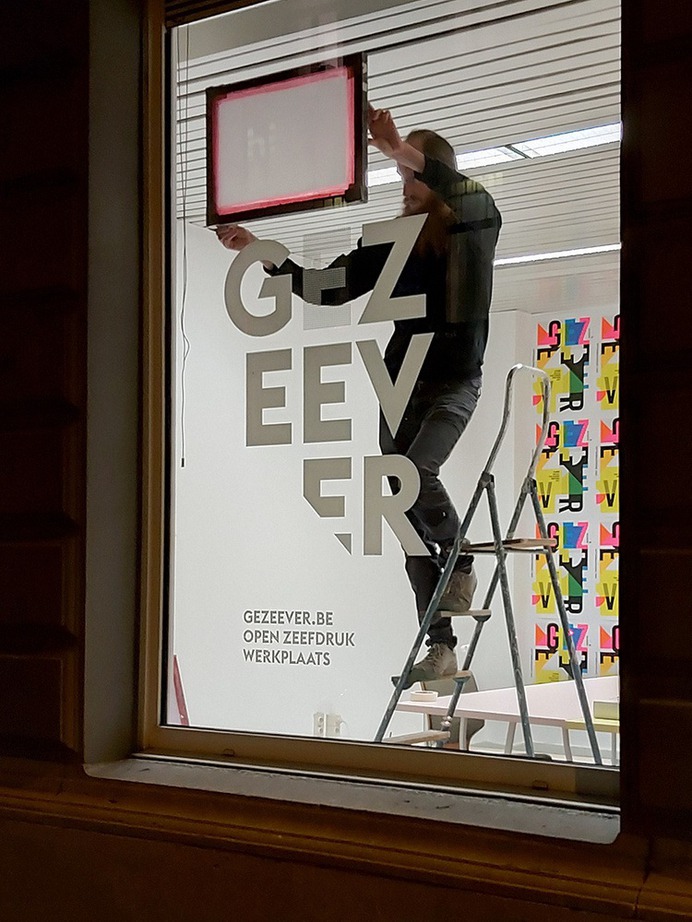 Jasper lining up the screen for printing the window. #gezeever #printmakingmoneygang #screenprinting #screenprint #printmaking #printisnotdead #printisntdead #printmakers #silkscreen #printstudio #printspotters #serigraphy #print #design #diy #printart #posterdesign #screenprintinglife #printedmatter #peopleofprint #silkscreen #silkscreenprinting
