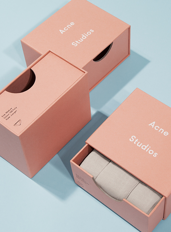 Förpackad -Sveriges största förpackningsblogg Förpackningsdesign, Förpackningar, Grafisk Design » Acne kör också rosa - CAP&Design - #acne #packagings