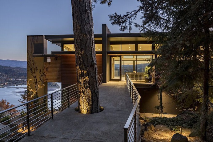 Modern Family Retreat in Washington Boasts Magnificent Views