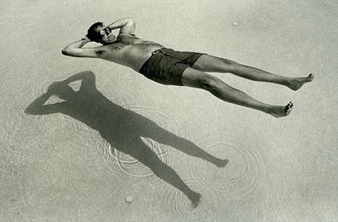 FFFFOUND! | CQrpCj4bOlki5jv9RcvUJXvGo1_500.jpg (Image JPEG, 480x315 pixels) #water #goggles #sea #swimming #shadow