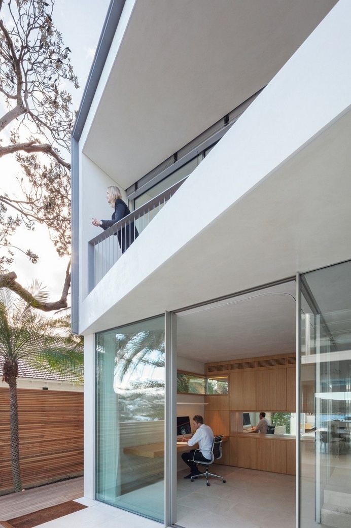Narrow Beach House in Sydney by Marston Architects 3