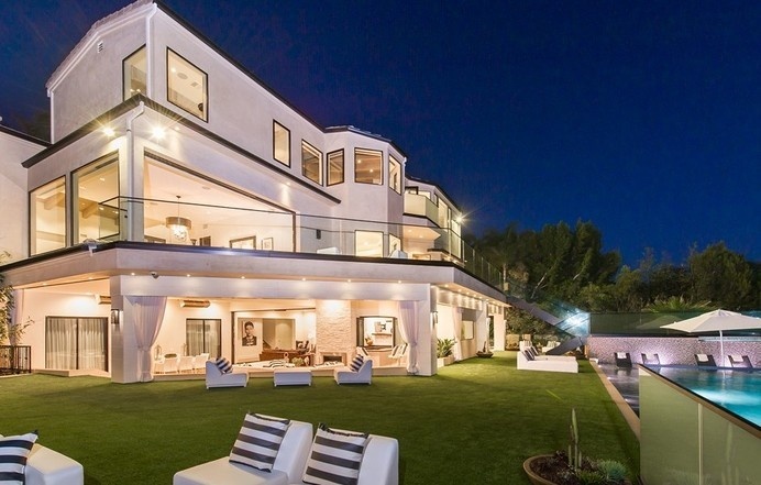 Luxurious Mansion With Striking Entertaining Spaces in Brentwood, California #luxurious #architecture #residence #mansion