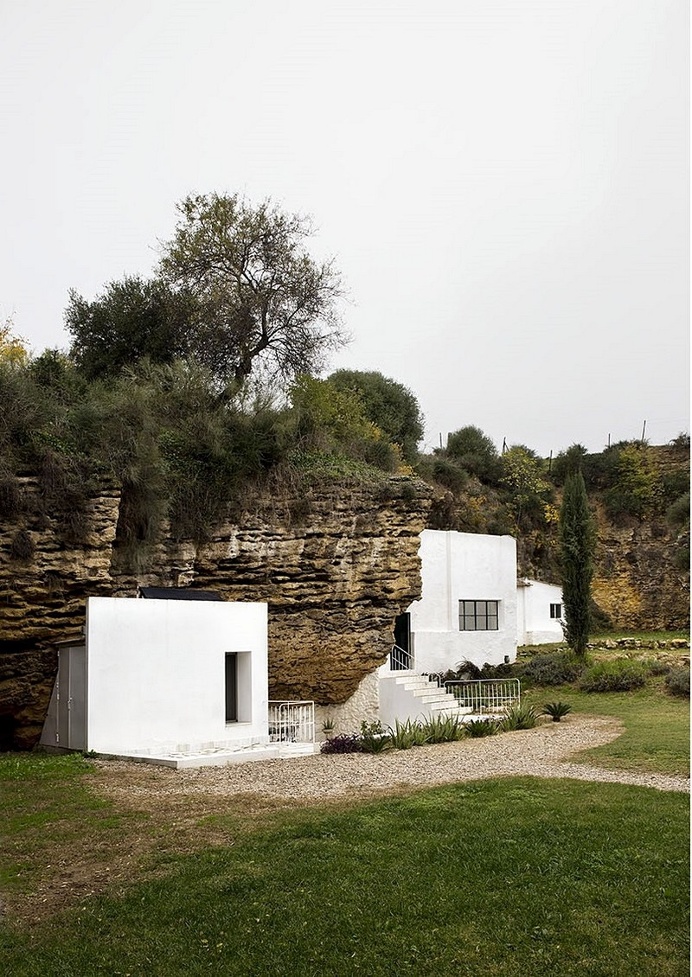 Cave House in Cordoba, Spain / UMMO Estudio
