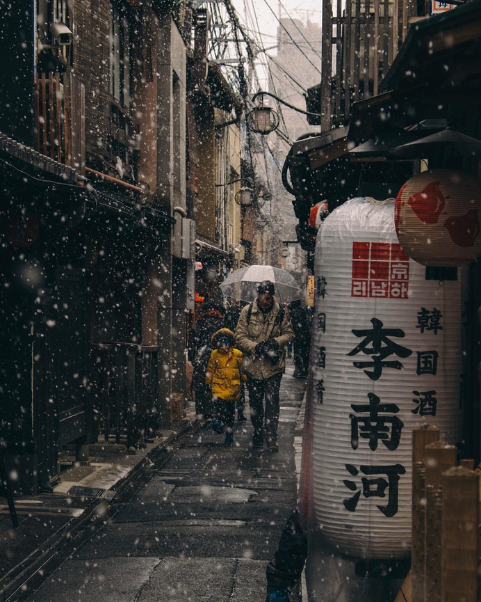 Cinematic Street Photography in Japan by Mizuki Tanaka