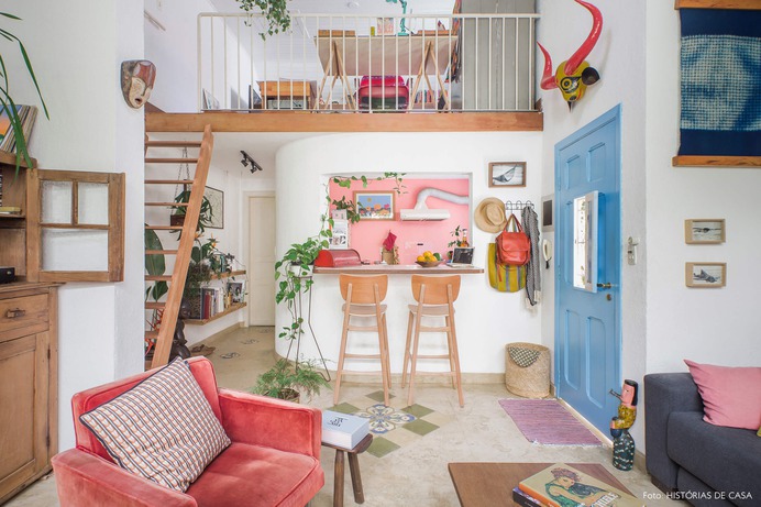 Casa com mezanino e detalhes bem coloridos
