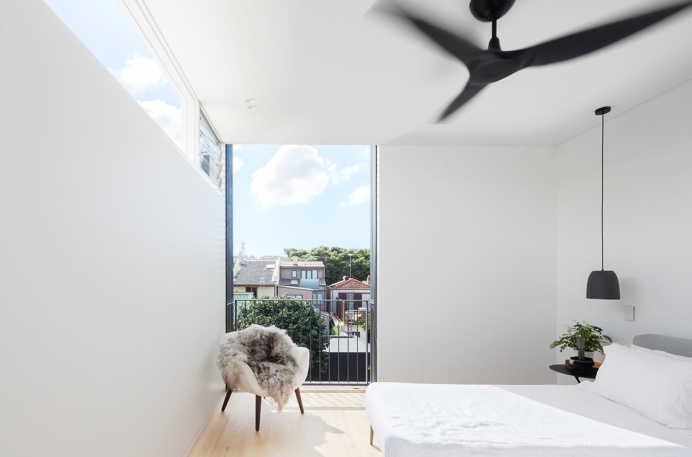 Sun drenched #bedroom with #blackaccents. #DHouse by #MarstonArchitects. Photo by #KatherineLu.