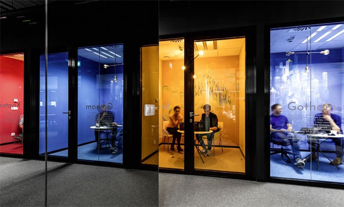 IT Mocny Office Space by ZONA Group - InteriorZine