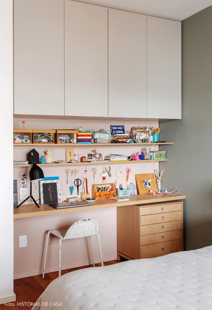 Quarto de casal com home office em nicho embutido no lugar do antigo guarda-roupa