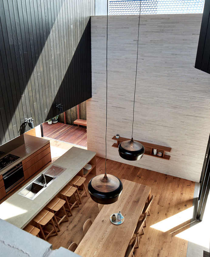 Brick House That Looks Warm Cozy and Inviting - InteriorZine #architecture #house #home #decor #interior