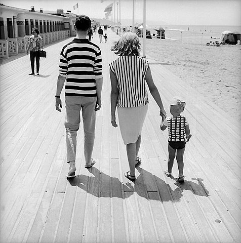 d97c9afbb13016194413e397ee930a58f0381672_m.jpg 476×480 pixels #family #pattern #white #black #people #photography #beach #style