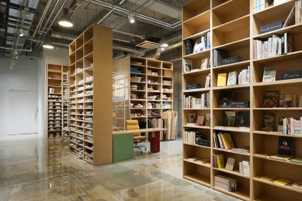 Hue plus photo studio by Schemata Architects, Tokyo office design #balance #space #work
