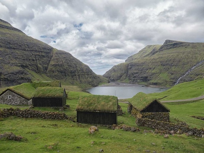 Houses with grass roofs at the shores of the Saksun fjord, Faroe Islands.