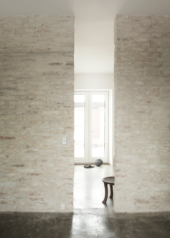 Rustic #brickwalls and #concretefloor. #HumlebaekHouse by #NormArchitects. Photo by #JonasBjerrePoulsen.