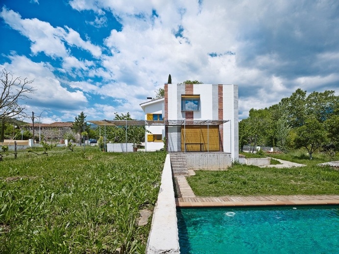 Anoro House – Weekend Retreat by Anna & Eugeni Bach