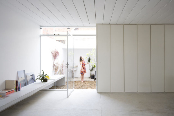 Cube house / AR Arquitetos #courtyards #void #solid #architecture #houses