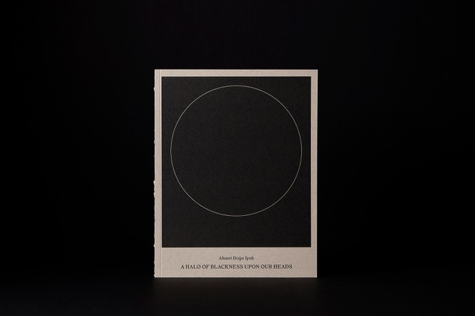 A Halo of Blackness Upon Our Heads brings together works Ahmet Doğu İpek has produced with various mediums between 2020–2022 in the context of this exhibition. Stemming from natural phenomena such as sandstorms, volcanic eruptions, landslides and sun eclipses; the paintings, drawings, installations and video works gathered here interpret by way of abstraction awe-inspiring events that excede human scale and are endowed with the capacity to dazzle or appal us.
