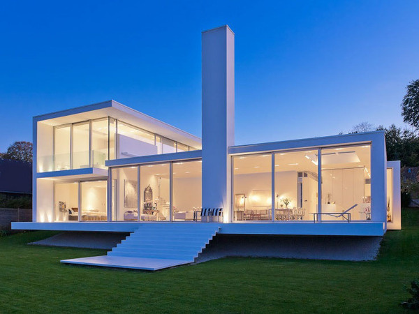 Distinct Villa by the Sea Floating on Green Surroundings #architecture