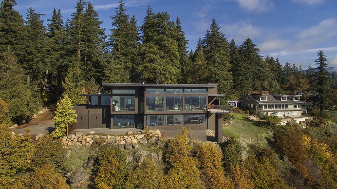 Modern Family Retreat in Washington Boasts Magnificent Views