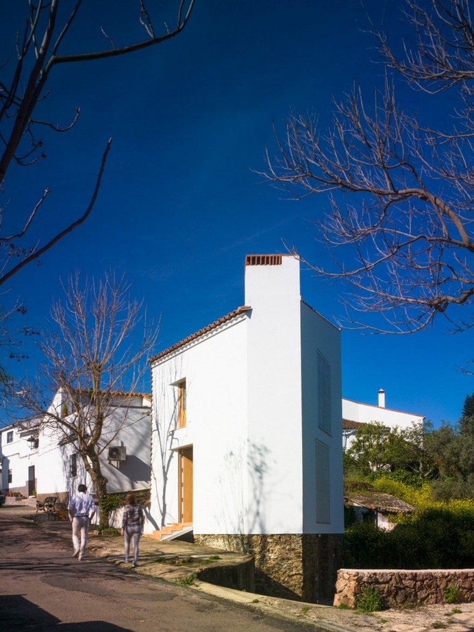 Recreational Retreat Built on the Ruins of an Old Stone Buildings 16