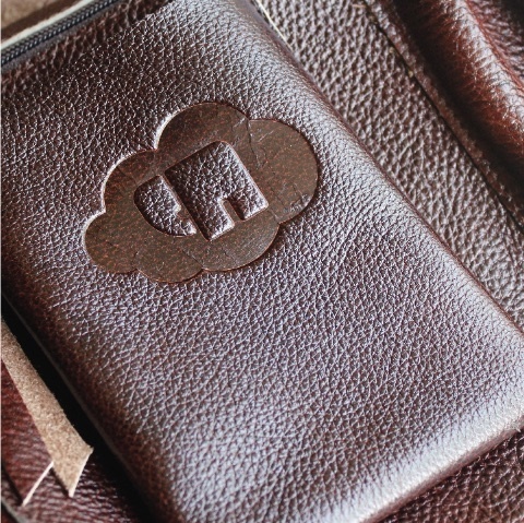 brown pocket leather tote | elephantcloud.in #tote #leatherbag #logo #elephantcloud #brand #elephantcloud.in #design #leather #embossed