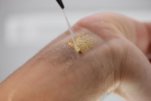 Research team develops tattoo-like skin... - FUTURESCOPE #thermometer #biology #tattoo #gold #skin #science