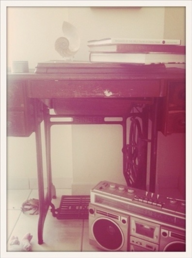 figurem › objects #figurem #machine #ratio #photography #golden #object #singer #boombox #sewing