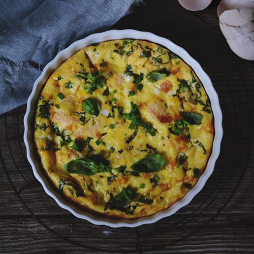 Omlet z wędzonym łososiem i kaszą jaglaną Omlet to pyszne i proste danie, które sprawdzi się o każdej porze dnia. Dodając do niego wędzonego łososia i kaszę jaglaną stanie się pożywną kolacją.