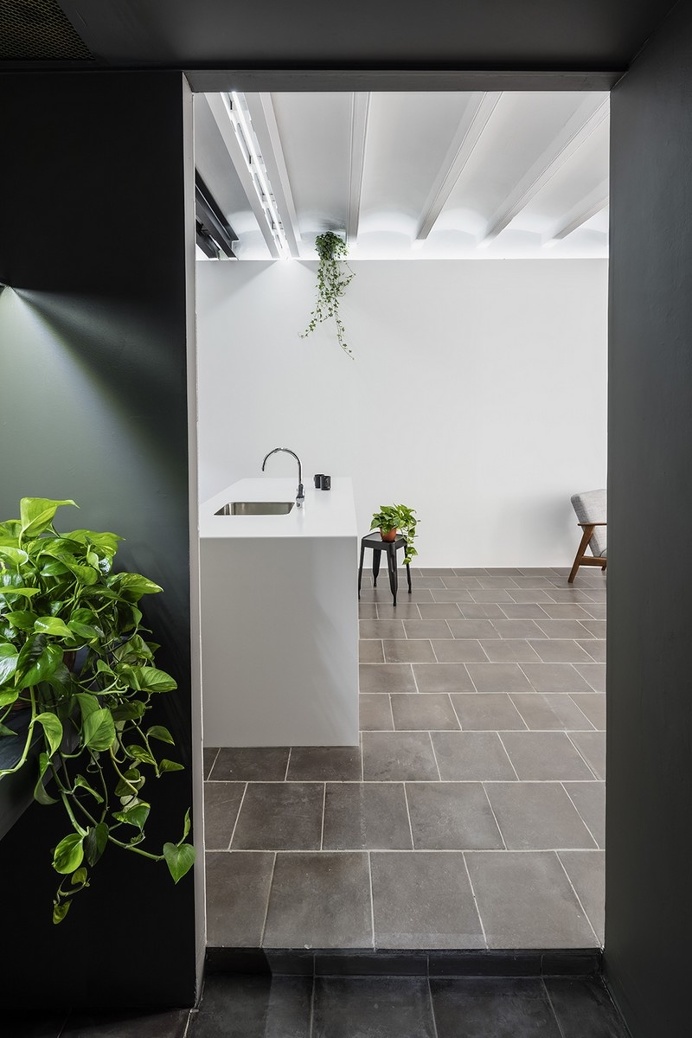 La Olga Apartment in Barcelona / RÄS Studio