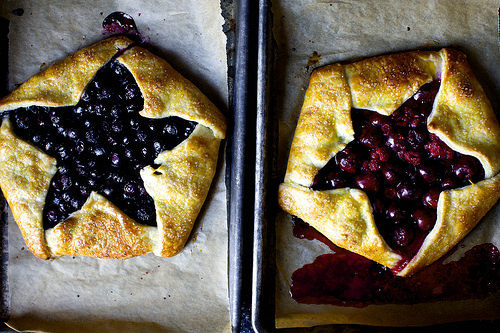 blue and red berry star galettes #food