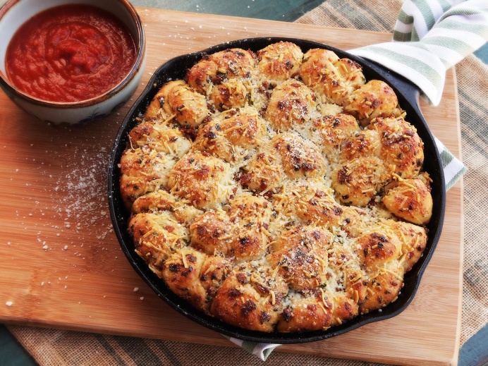 Pull-apart Garlic Knots (http://www.seriouseats.com/2014/09/cast-iron-pull-apart-pepperoni-garlic-knots.html)