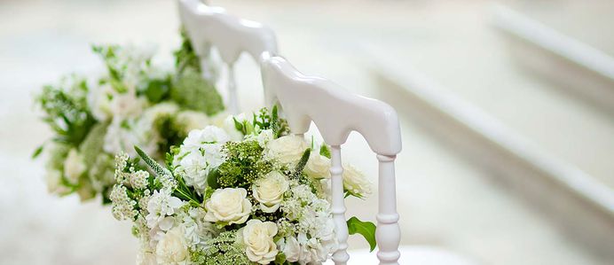 Decor elements can be very different: it can be elegant covers, tulle and flowers, ribbons and jars. Ideas for yourself choose in our gallery.