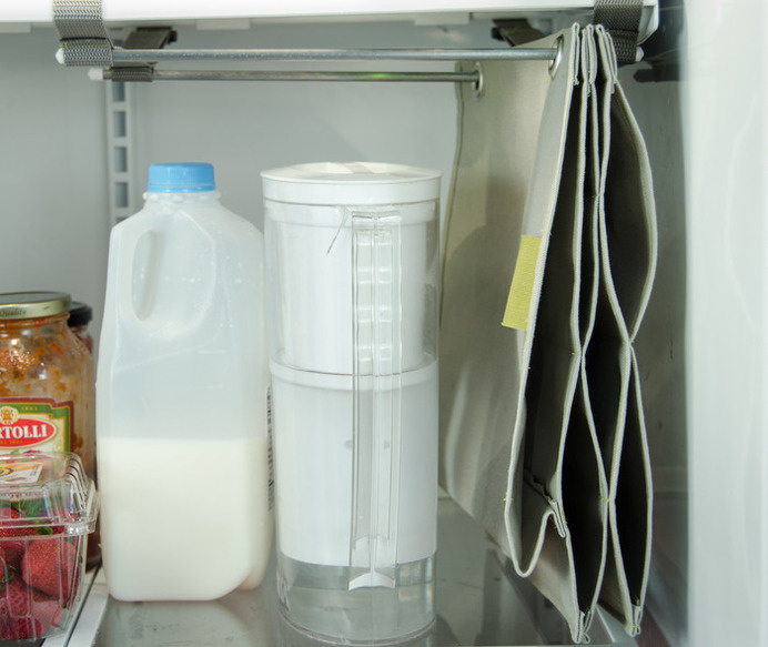 Fabrack is an expandable, hanging storage solution for the refrigerator, that prevents food from being crushed or forgotten. #fabrack #veggie #vegetable #water #family #fruit #trash #waste #food #organize #display #preserve #kitchen #foodwaste #produce #organization