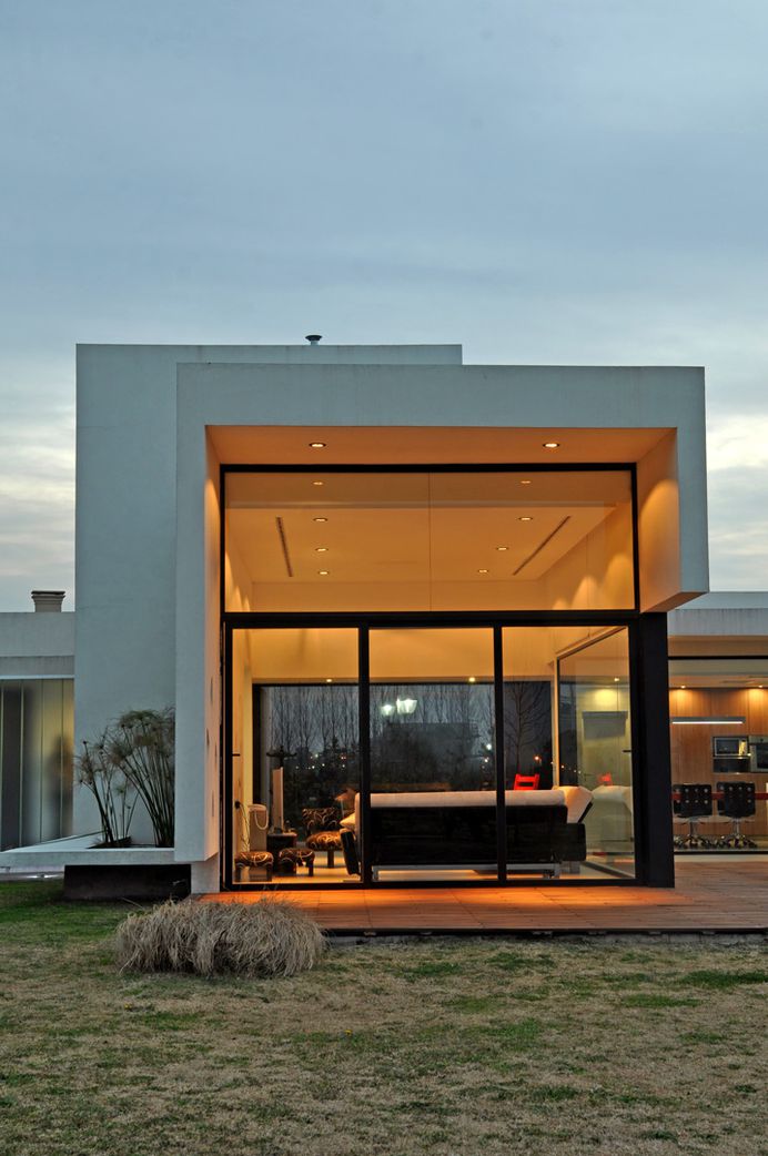 Vanguarda Architects – Rationalist style house