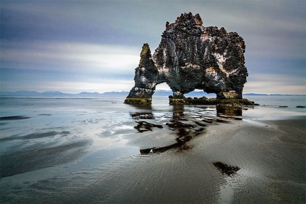 Icelandic Dinosaur – Fubiz™ #water #formation #geology #rock #cliff #sea #photography #sand #iceland #dinosaur #beach #waves #coast