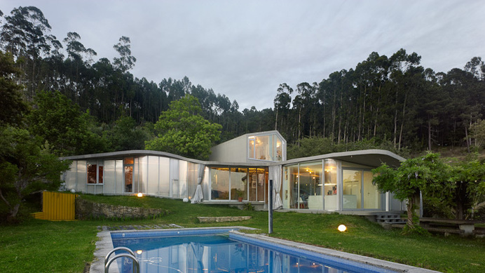 Contrasts of Old and New: A Generously Lit Single Family House in Spain #architecture