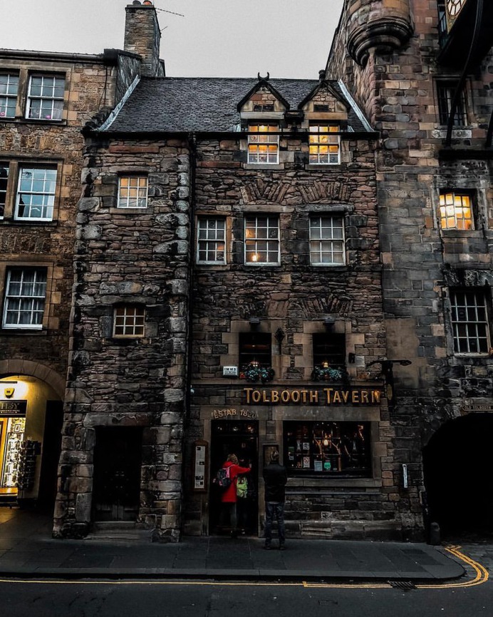 Spectacular Street Photos in Edinburgh by Ian G Black