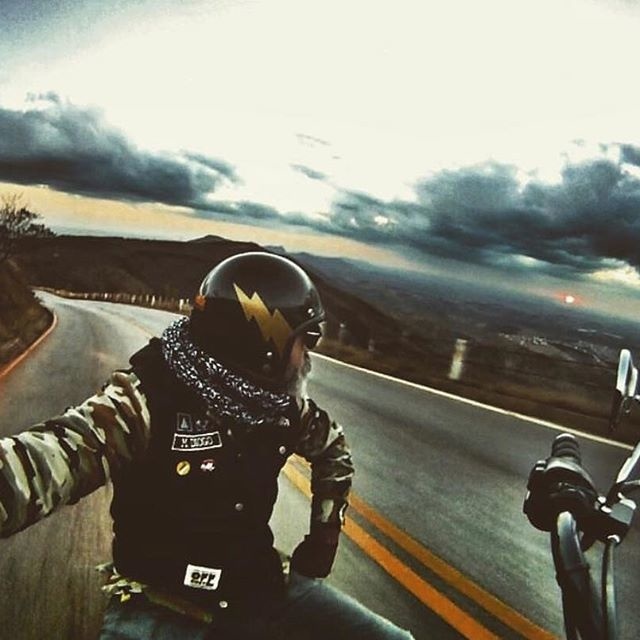🌅And then the sun goes down. 📸@marcelodiogo #WeekendVibes #SunsetRide Bobber Chopper Harley Davidson Motorcycle Lifestyle Custom Cultu