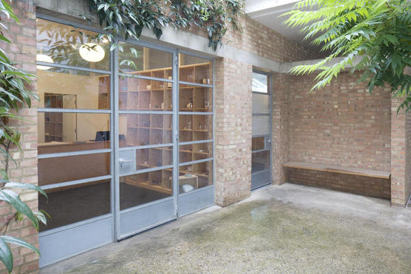 London_1380_jasper_morrison_4fa8031eac429400010002e7_store_main_new #brick #retail #exterior #grey