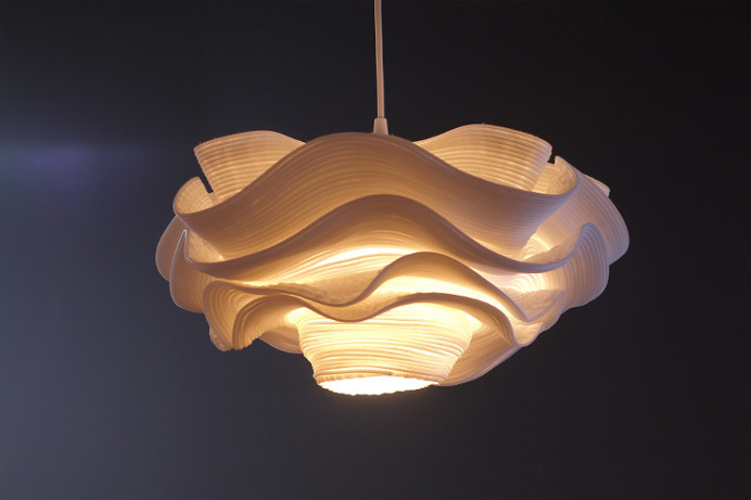 Kelopak Pendant Lamp gives the impression of a perfectly asymmetrical figure- balanced, but not quite. Unlike most other lamps, this figure