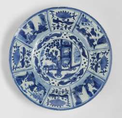 Large Kraak bowl with underglaze blue decoration of a lady in the garden #porcelain