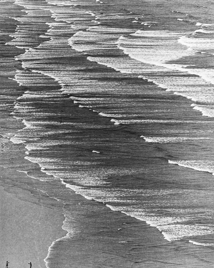 equatorjournal: "Mario de Biasi, Spiaggia di Muizenberg, 1964. "Deported in Germany, Mario de Biasi begins to take photographs in 1944 thanks to a camera found in the rubbles of Nuremberg. He becomes famous with his portraits of actresses such as...