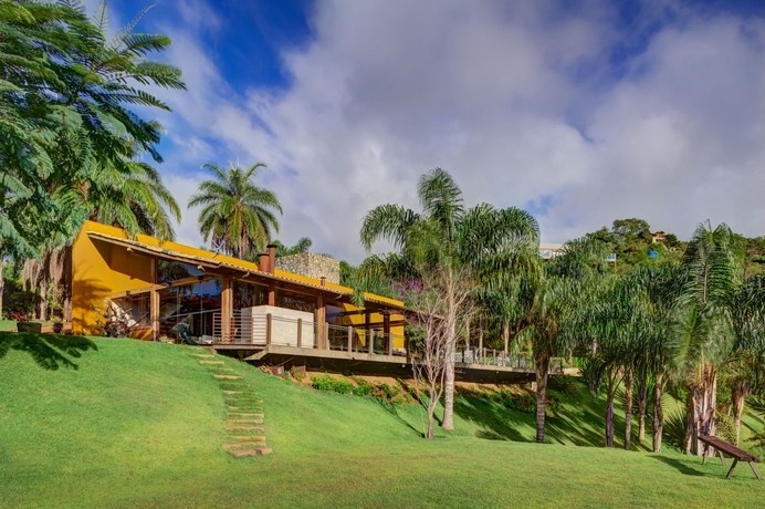 Contemporary Country House Inspiring Freedom and Serenity in Brazil #architecture