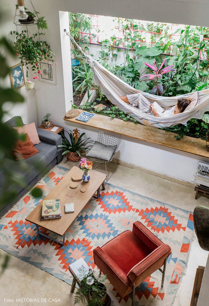 Sala com jardim interno e rede de balanço