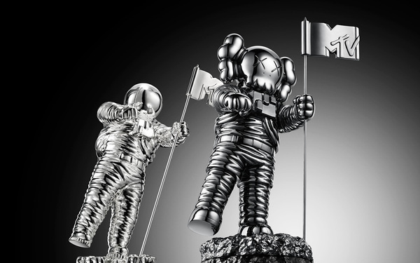 The new Moonman pays homage to the old before his big reveal on the VMA stage. | MTV Photo Gallery #sculpture #astronaut #space #moonman #mtv #kaws
