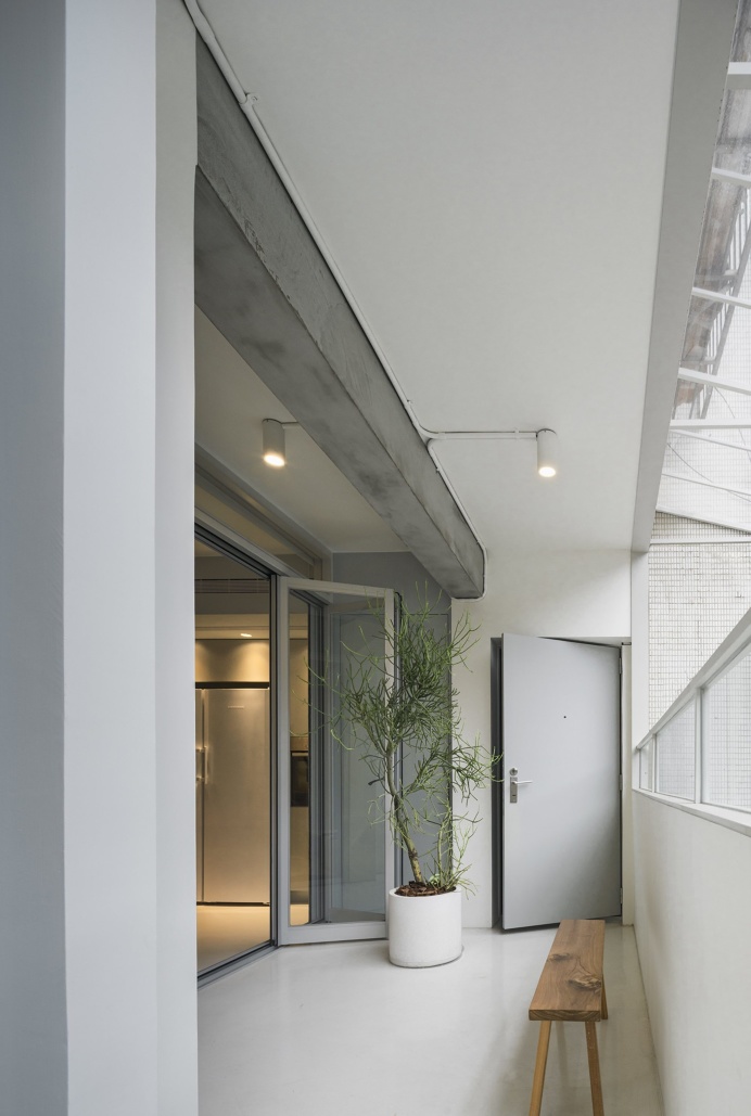 Backlight Apartment by two books design