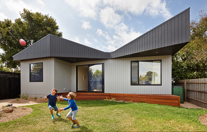 This One-Storey House 'Creates' an Outdoor Room in its Front Yard