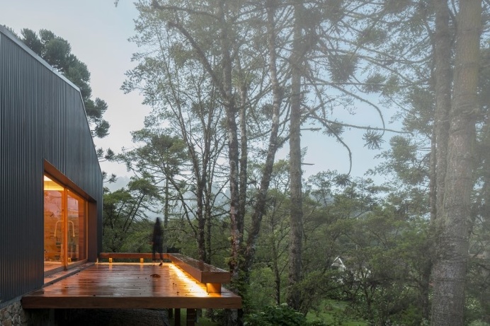 Metallic structure house