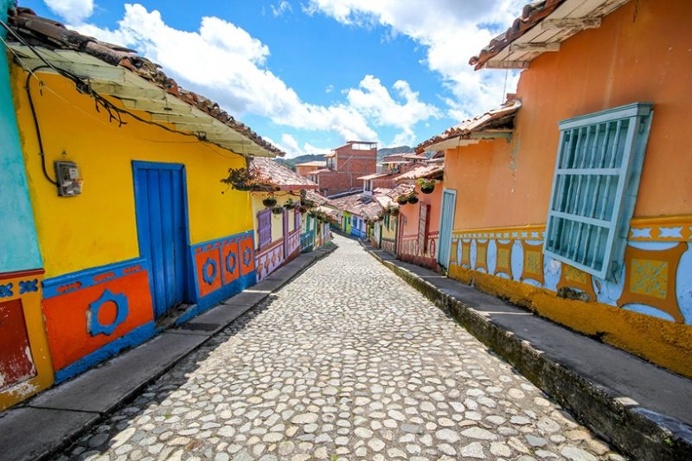 Colorful and Clean Natural Street Photography Of Guatapé, Colombia by Jessica Devnani